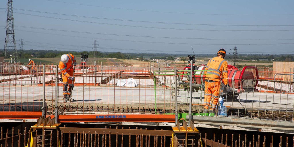 A428 Black Cat to Caxton Gibbet (@a428cat) on Twitter photo Latest from the new bridge over the East Coast Main Line πΈπ
Our teams are installing the parapets - the safety barriers along the edges of the bridge. These arenβt just standard barriers; theyβre fitted with high-strength metal covers designed to offer maximum protection. Latest from the new bridge over the East Coast Main Line πΈπ
Our teams are installing the parapets - the safety barriers along the edges of the bridge. These arenβt just standard barriers; theyβre fitted with high-strength metal covers designed to offer maximum protection.