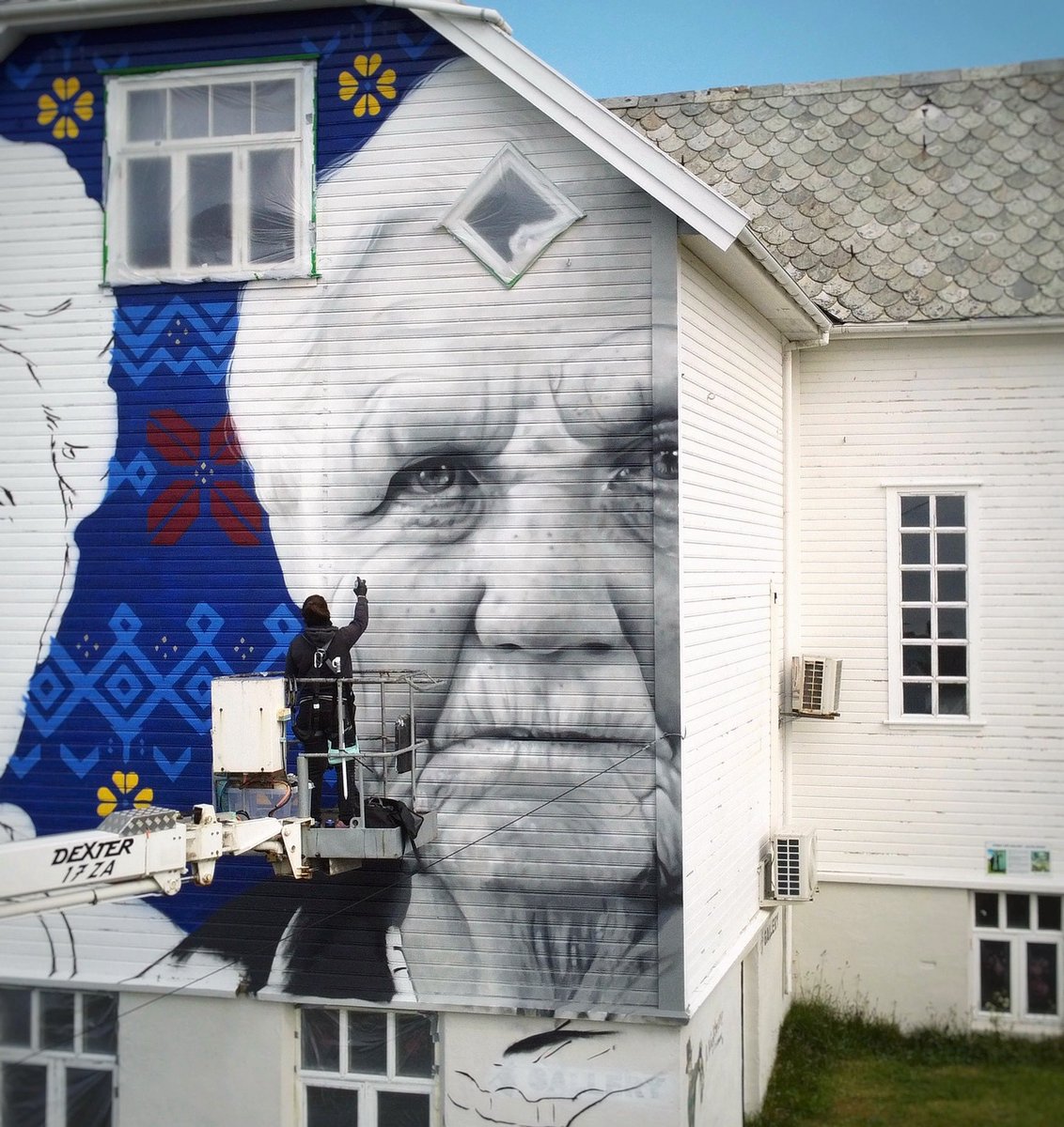 🇬🇧: New mural in progress in Utsira, Norway 💙 • Portrait of Aasa Helgesen • Coming soon!

🇫🇷: Nouvelle fresque en cours à Utsira en Norvège 💙 • Portrait d’Aasa Helgesen • A découvrir bientôt!

#zabou #zabouartist #artist #streetart #urbanart #art #arturbain #aasahelgesen