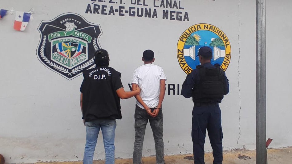 Tras acciones operativas en el sector de La Génesis, Guna Nega, aprehendimos a un ciudadano de 40 años, requerido por el delito contra el patrimonio económico en su modalidad de robo agravado. #ContraElDelito