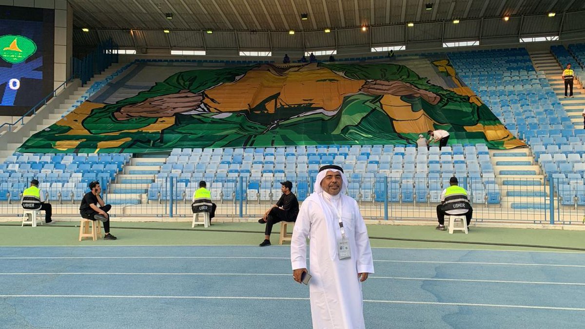 يد ترفع شعار الخليج واخرى تغور في عمق التنظيم..
وصوت يحفز..
وخطى تحرك الباصات وتنظم الجماهير...

حسين عيد.. 
هو القلب النابض خلف كل مباراة..
 والجندي المجهول الذي يعمل بصمت في كرة القدم الخلجاوية..

#شكرا_حسين_عيد
<a href="/Khaleejclub/">نادي الخليج السعودي</a>