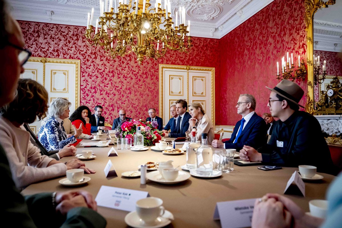Delft, Leiden, Groningen en Tilburg bekrachtigen hun inzet voor de mentale gezondheid van hun studenten met de ondertekening van de Veerkrachtcoalitie van MIND Us. Koningin Máxima opent de bijeenkomst op Paleis Noordeinde en houdt een toespraak.
koninklijkhuis.nl/documenten/toe…