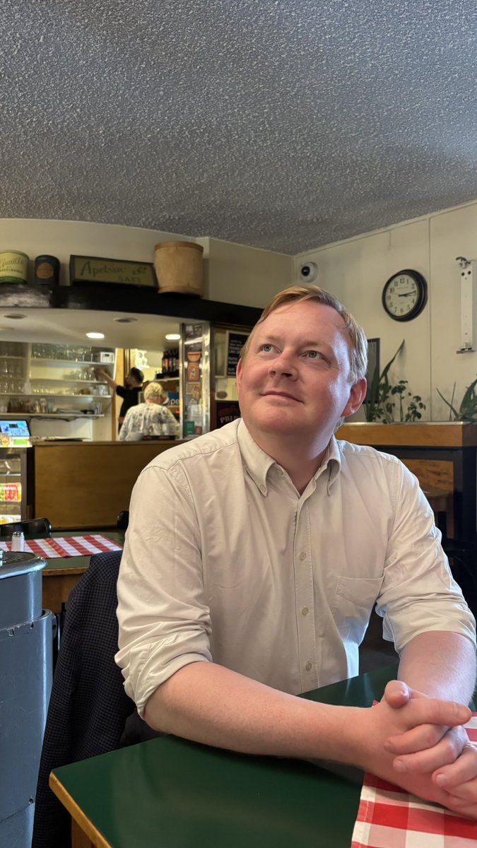 Östra stations Järnvägsrestaurang har funnits i 90 år. Berit Wahlgren har drivit restaurangen sedan 1983 (då hon tog över efter sin moster). En otrolig Stockholmshjälte som under åren fångat 63 ”tjuvar och bovar” och flera gånger lånat pengar för att hålla restaurangen vid liv.