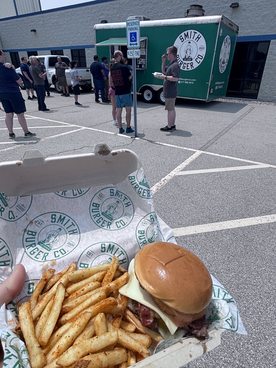 🍔❤️🍔 It’s Employee Appreciation time—lunch from Smith Burger Co.! 🙌✈️ Huge thanks to all our ✈️ teams that make every flight successful every day!