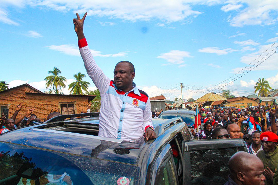 OtimbuaSalayo's tweet photo. APEWE MAUA YAKE AKIWA HAI!!!

Kumwachia Chama kipindi kigumu kama hiki na bado mambo yanaenda sawa it's no easy Wakuu.

Huyu bwana ni chuma, Chuma kweli kweli.
You got my respect Comrade @HecheJohn 🫡 
Usijali mwamba pamoja na hujuma zote chadema itashinda ✌️✌️♥️ https://t.co/eMYnNkUC8H