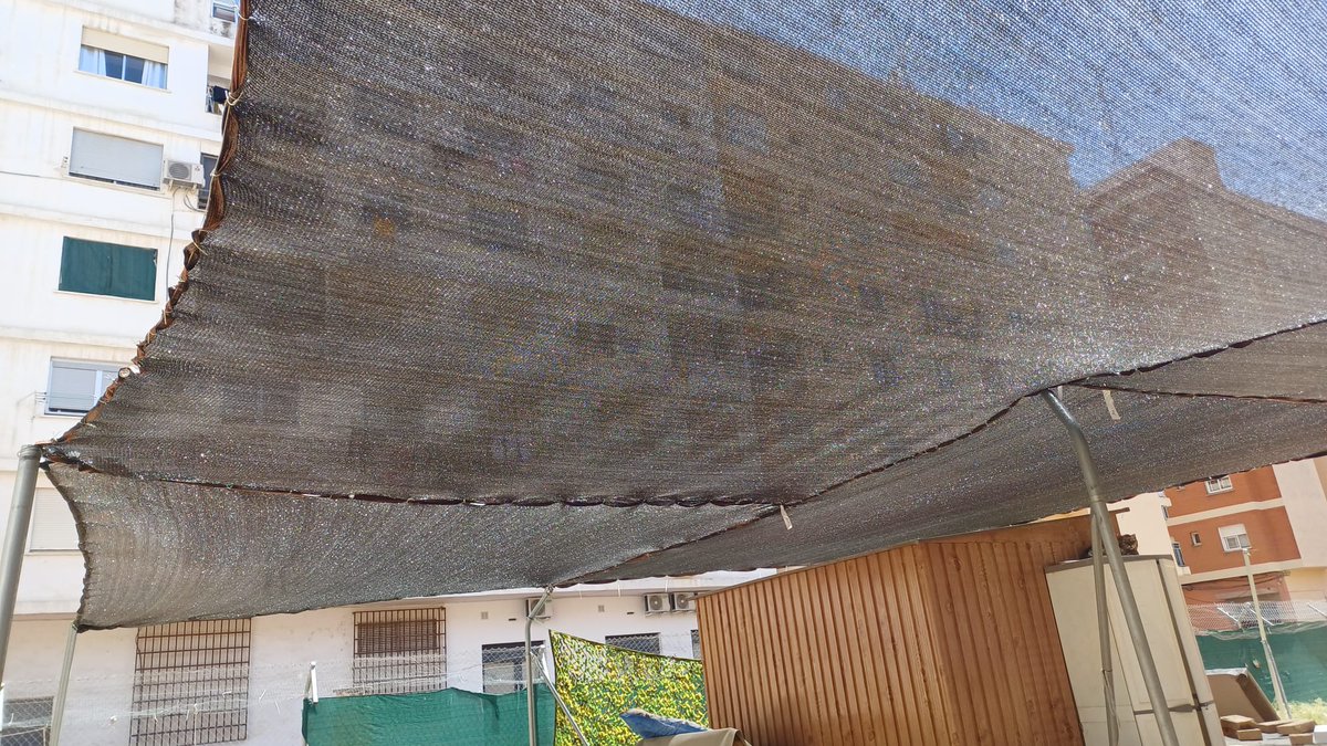 Aunque estamos en primavera, el calor se nota mucho en <a href="/ColoniaGats/">ColoniaGatsLaPlata</a>  y cualquier sombra es buena para los #gatos.
Dos amigos y colaboradores,Carlos y Sanaalberto, han colocando las lonas nuevas para que los gatos tengan sombra y ha quedado perfecto.
¡Muchas gracias a los dos¡ 🐱