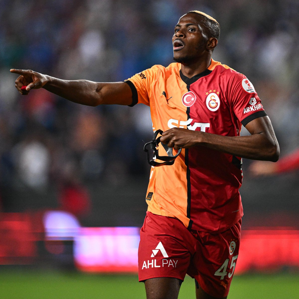 İbrahim Hatipoğlu: "Osimhen'in her geçen gün takımda kalma ihtimali güçleniyor."

(TRT Spor)