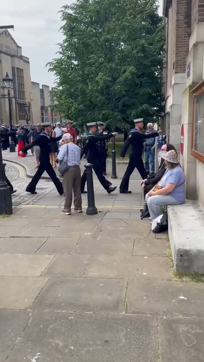 Indy4roo1's tweet image. 2yrs since the crew of @hmspwls marched through #Bristol #FreedomoftheCity