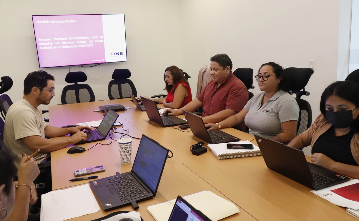 INEYucatan's tweet photo. 🔰El presidente del #ConsejoLocal del #INEYucatán, @sandenis67 y el vocal Secretario, @joseaboytesv encabezan la revisión de 🗃️expedientes correspondientes al 🗳️Proceso Electoral Extraordinario del Poder Judicial de la Federación 2024-2025 #PEEPJF2025 https://t.co/TePgNssAqv