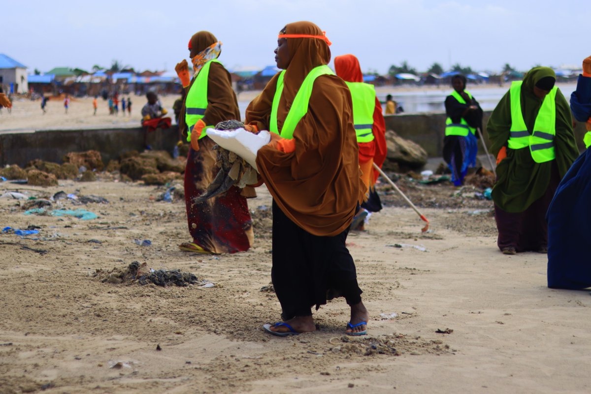 iom_somalia's tweet photo. When nature suffers, so does humanity.
Youth & women groups conducted clean-up campaigns to #BeatPlasticPullution in Baidoa & Kismayo under the KOICA-funded #ELEVATE project.
IOM is committed to building a healthier environment for migrants & the societies they become part of. https://t.co/CgTldBc0xS