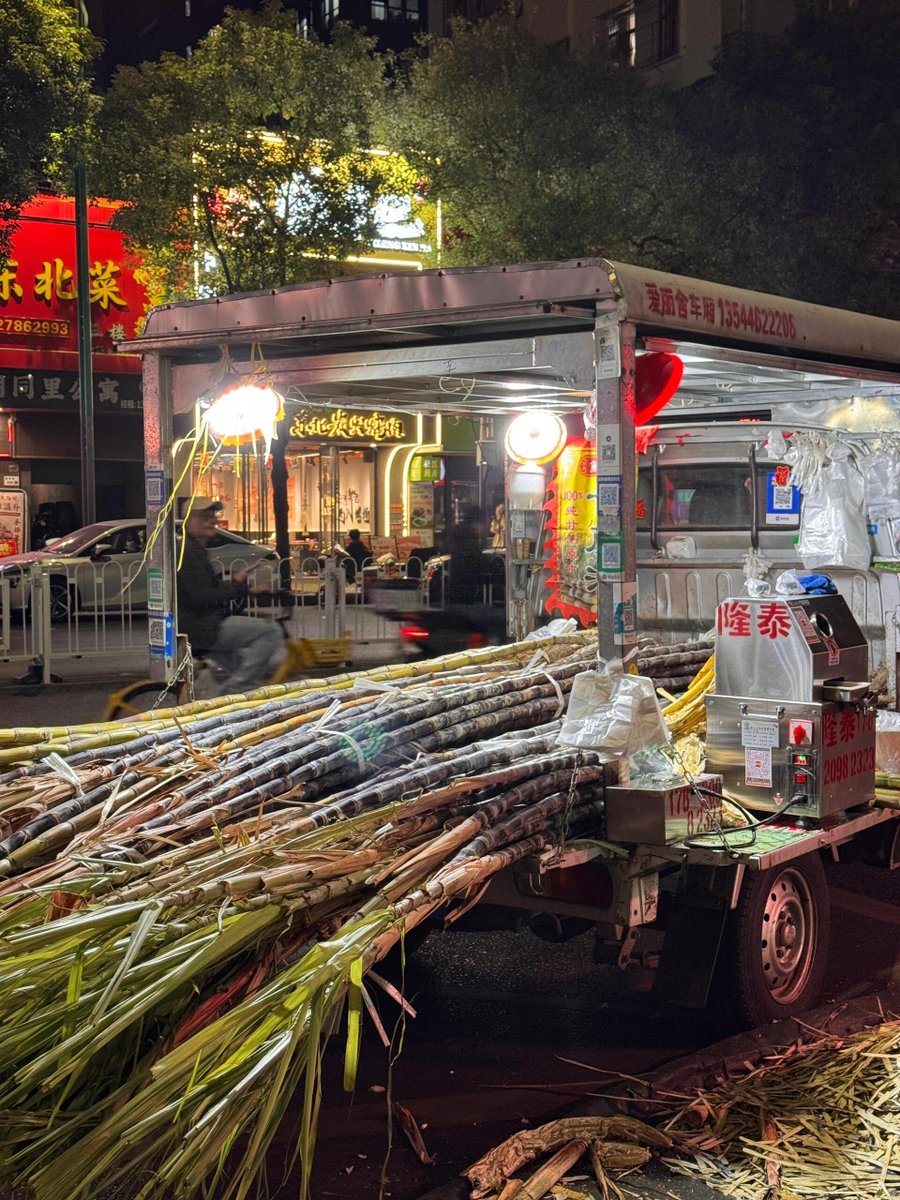 夜の街は世界の花火を隠す