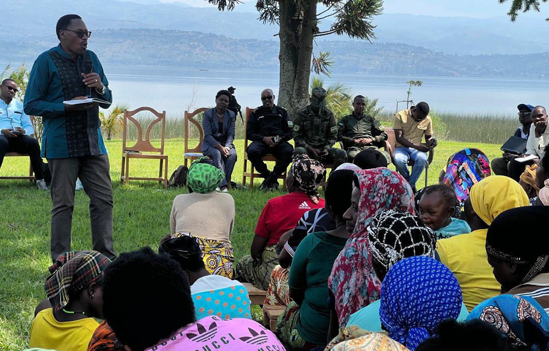 Rwanda Parliament (@rwandaparliamnt) on Twitter photo Komisiyo y'Imibereho y'Abaturage n'Uburenganzira bwa Muntu muri Sena yasoje igikorwa cyo gusura abaturage batuye ibirwa byo muri <a href="/BugeseraDistr/">Bugesera District</a> <a href="/BureraDistrict/">Burera District</a>,<a href="/MusanzeDistrict/">Musanze District</a>,<a href="/RutsiroDistrict/">Rutsiro District</a> <a href="/Nyamasheke/">Nyamasheke District</a> na <a href="/RusiziDistrict/">Rusizi District</a>.
Igikorwa kigamije kumenya imibereho yabo ndetse Komisiyo y'Imibereho y'Abaturage n'Uburenganzira bwa Muntu muri Sena yasoje igikorwa cyo gusura abaturage batuye ibirwa byo muri <a href="/BugeseraDistr/">Bugesera District</a> <a href="/BureraDistrict/">Burera District</a>,<a href="/MusanzeDistrict/">Musanze District</a>,<a href="/RutsiroDistrict/">Rutsiro District</a> <a href="/Nyamasheke/">Nyamasheke District</a> na <a href="/RusiziDistrict/">Rusizi District</a>.
Igikorwa kigamije kumenya imibereho yabo ndetse