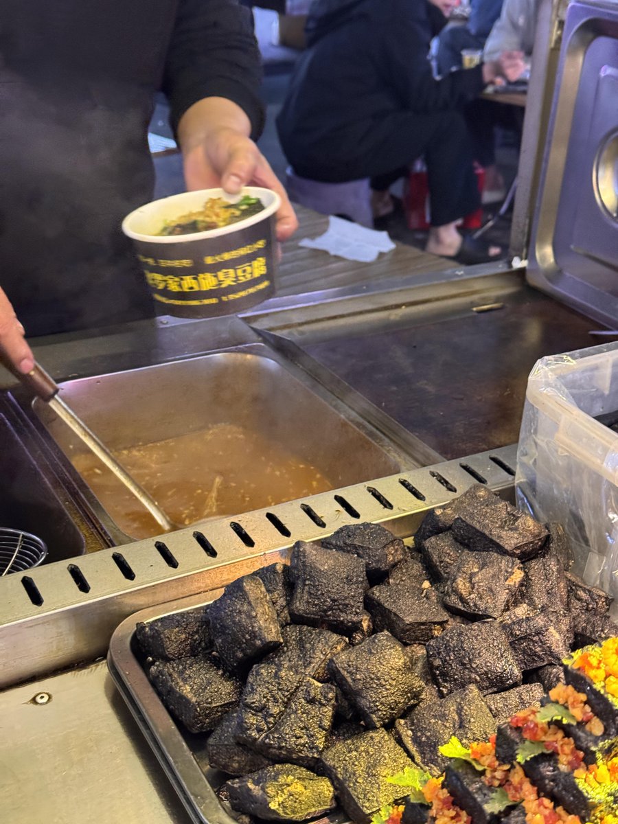 生き生きと香ばしい、焼きたての臭豆腐