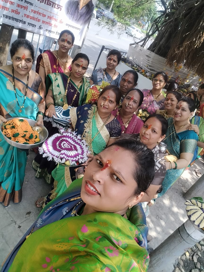Chandra91120106's tweet photo. शिवसेना ��ेते,अड. अनिल परब साहेब व नगरसेवक,*श्री. चंद्रशेखर वायंगणकर* यांच्या वतीने जयहिंद नगर, सर्व्हिस रोड येथे वटपौर्णिमा निमित्त वडाच्या झाडाचा पार बांधून  सुंदर व्यवस्था करून दिल्या बद्दल *माय भवानी(संस्कृती महाराष्ट्राची)* महिला मंडळ, संपूर्ण जयहिंद नगर व शिवसेना शाखा क्र ९५ https://t.co/iTFDjKF3sT