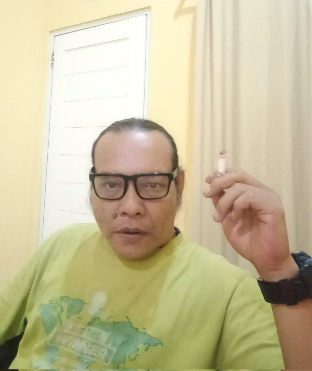 Sendiri hanya bertemakan rintikan air hujan. Sambil dengerin musik serta secangkir kopi sebatang rokok juga pisang molen.