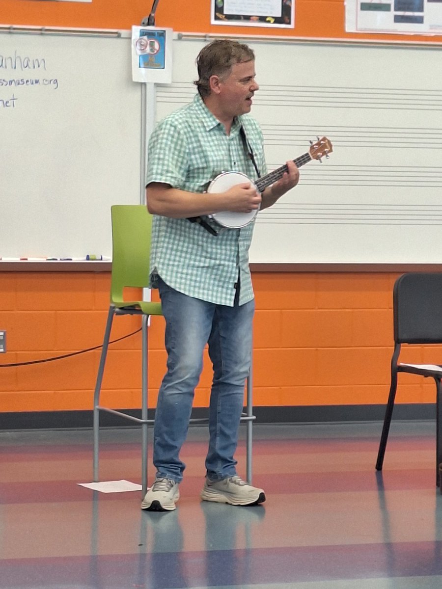 Creating a song with Randy Lanham from Bluegrass Music Academy! Of course it's about cicadas! <a href="/KEDCGrants/">KEDC Grants</a> <a href="/KyCharge/">KYCharge</a>  <a href="/wendy_king/">myworldasiseeit 🌬(y)🤴</a>