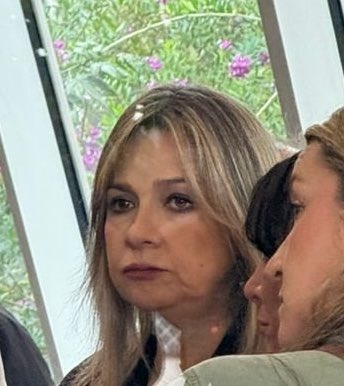 Todos los compañeros decidiendo si ir a almorzar a crepes and waffles o a mcdonadls y yo con el almuerzo en un porta de Axión