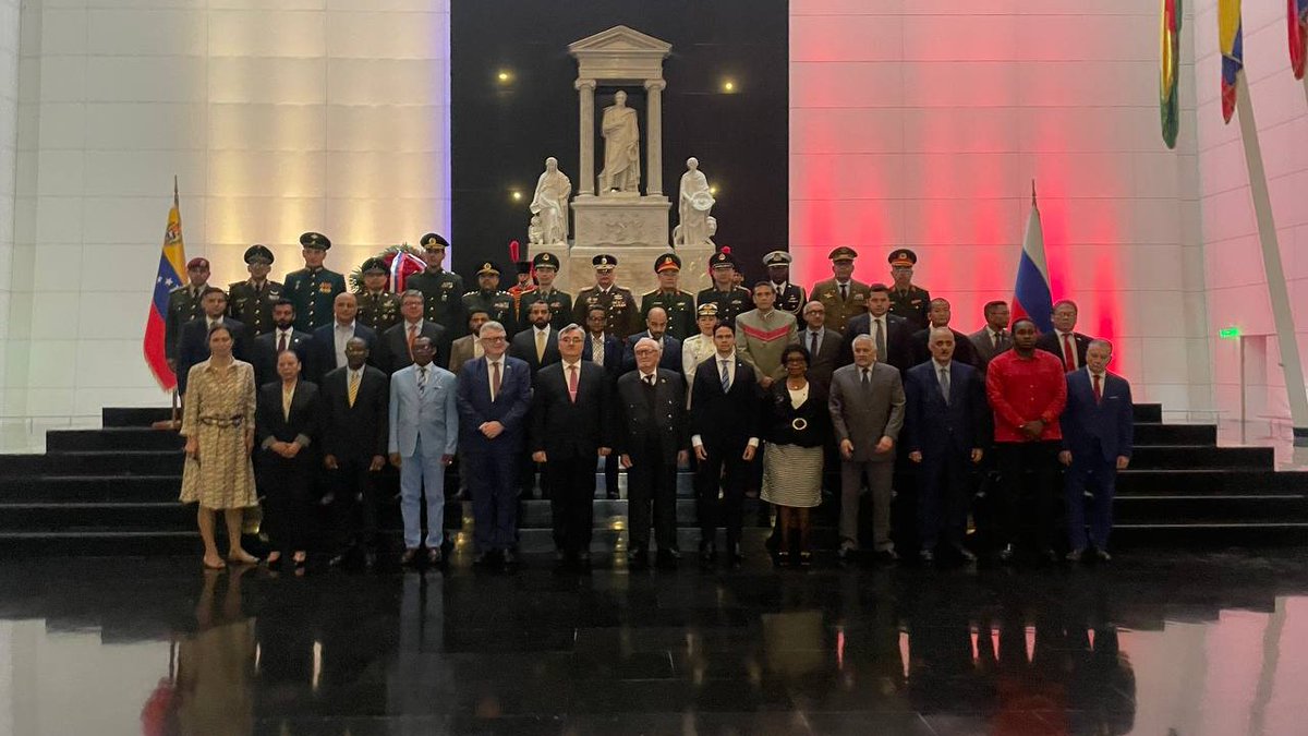 🇷🇺🇻🇪 En vísperas del Día de Rusia, se celebró una solemne ceremonia de una ofrenda floral en el Panteón Nacional.

La ofrenda floral se convirtió en un símbolo de la inquebrantable solidaridad entre nuestros pueblos 

#DíaDeRusia #RusiaVenezuela80