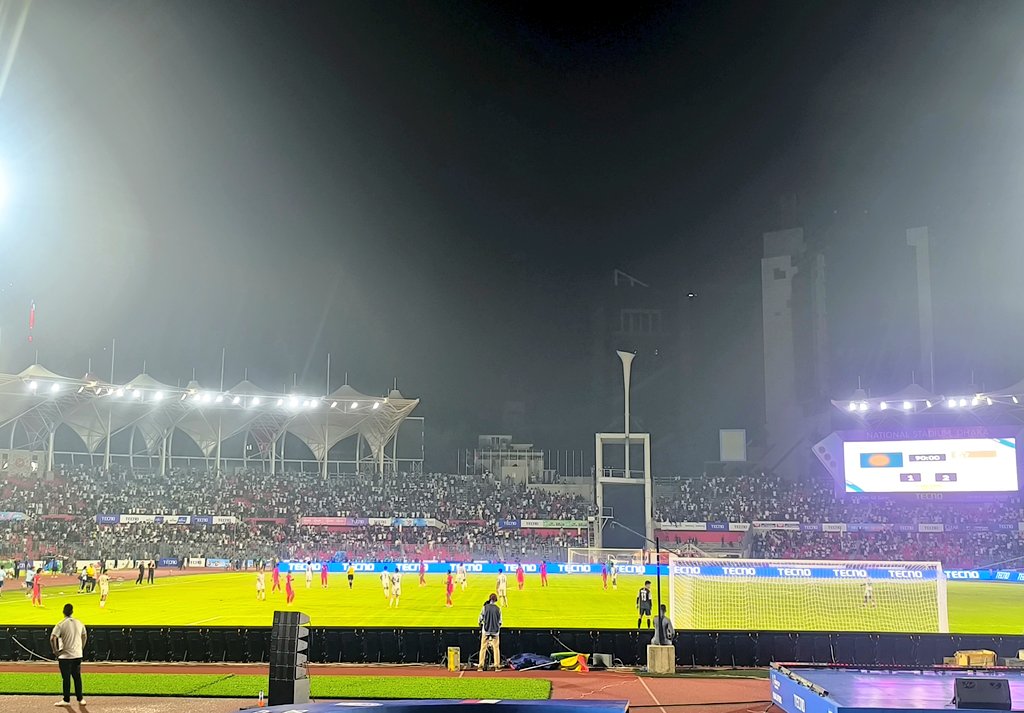faisal_quaiyyum's tweet image. Before moving to Chicago, went to see a high voltage soccer between Bangladesh and Singapore, with my wife. As a fan, I am significantly proud of our current soccer. We lost. My wife isn't happy that I brought her to such a nerve-racking experience for the first time in her life.