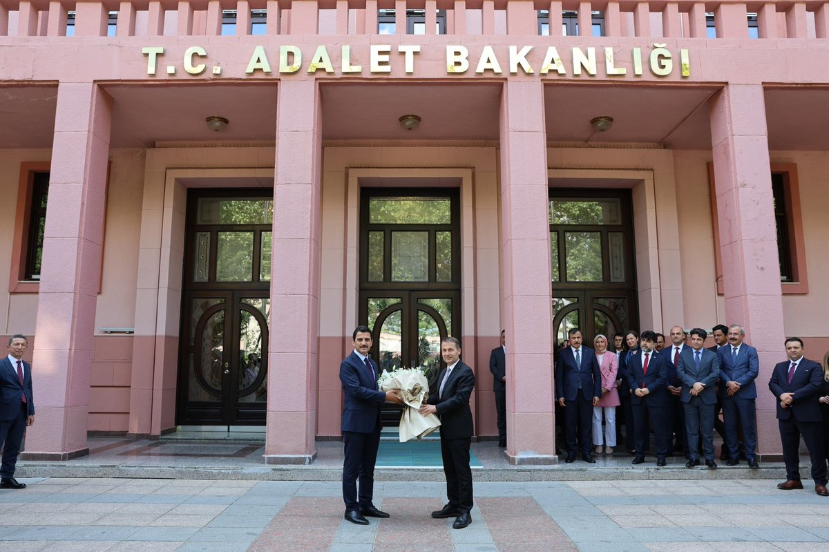 AdaletPGM's tweet photo. Genel Müdürümüz Sayın Turan KULOĞLU, HSK üyeliğine seçilmesi dolayısıyla Bakanlığımızdaki görevine bugün itibarıyla veda etmiştir.

Görev süresi boyunca sergilediği vizyoner liderlik ve adalet odaklı yönetim anlayışıyla kurumumuza önemli katkılarda bulunmuştur. Kurumumuza yaptığı katkılardan ötürü kendisine plaket takdim edilmiştir. 

Genel Müdürümüz Sayın Turan KULOĞLU’na yeni görevinde başarılar diliyor, bugüne kadar sunduğu hizmetler için teşekkür ediyoruz.

#PersonelGenelMüdürlüğü #AdaletBakanlığıPGM #AdaletBakanlığı