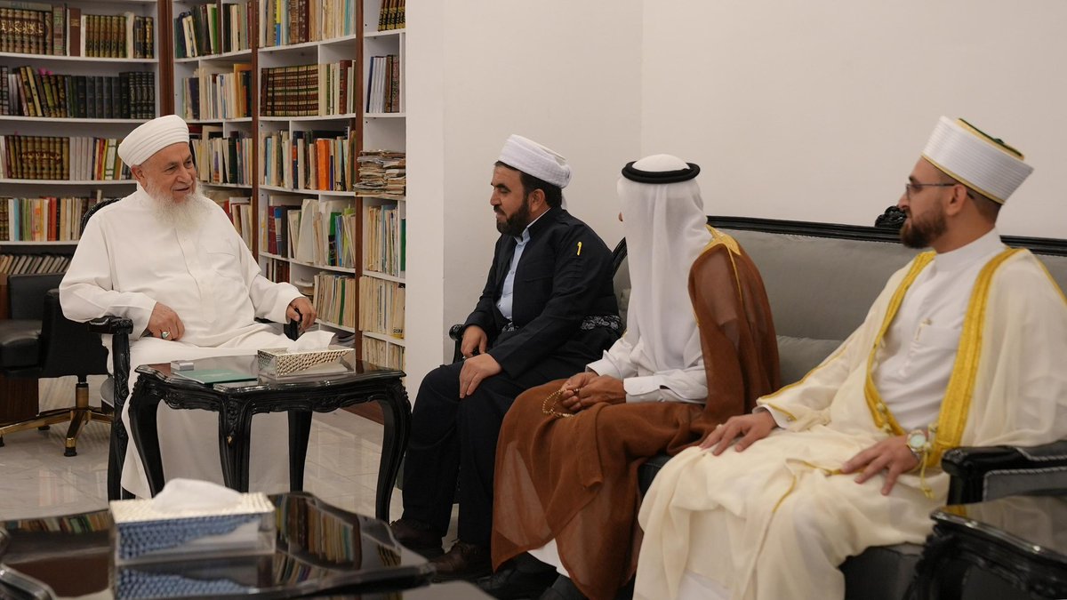 سماحة العلّامة الشيخ أ.د. عبدالرزاق السعدي يستقبل رئيس الأئمة والخطباء في محافظة السليمانية

استقبل سماحة العلامة الأستاذ الدكتور الشيخ عبدالرزاق عبدالرحمن السعدي في مكتبه بمدينة الرمادي، فضیلة الشیخ الدکتور عبد اللە ملا حسن الکوردي إمام وخطیب ومدرس جامع آشتی ((السلام)) في کلار،