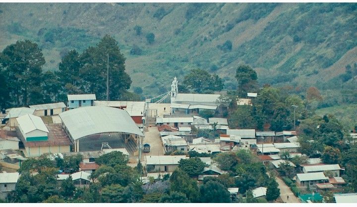 la organización de las abejas de Acteal, realizaban una reunión en frente de la iglesia católica que también les alcanzó varios impactos de balas en donde se encontraban sentados, afortunadamente las balas no pegaron en los cuerpos. acteal.blogspot.com/2025/06/denunc…