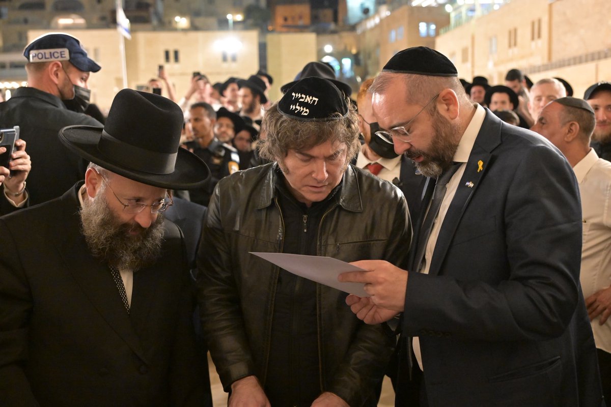 TheGenesisPrize's tweet image. President @JMilei landed in Israel for his second visit to the Jewish State, during which he will receive the 2025 Genesis Prize. Yesterday, he visited the Western Wall where he was greeted by a friendly crowd. Welcome to Israel, Mr. President! #GenesisPrize