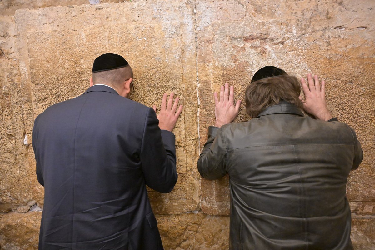 TheGenesisPrize's tweet image. President @JMilei landed in Israel for his second visit to the Jewish State, during which he will receive the 2025 Genesis Prize. Yesterday, he visited the Western Wall where he was greeted by a friendly crowd. Welcome to Israel, Mr. President! #GenesisPrize