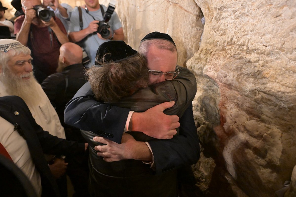 TheGenesisPrize's tweet image. President @JMilei landed in Israel for his second visit to the Jewish State, during which he will receive the 2025 Genesis Prize. Yesterday, he visited the Western Wall where he was greeted by a friendly crowd. Welcome to Israel, Mr. President! #GenesisPrize