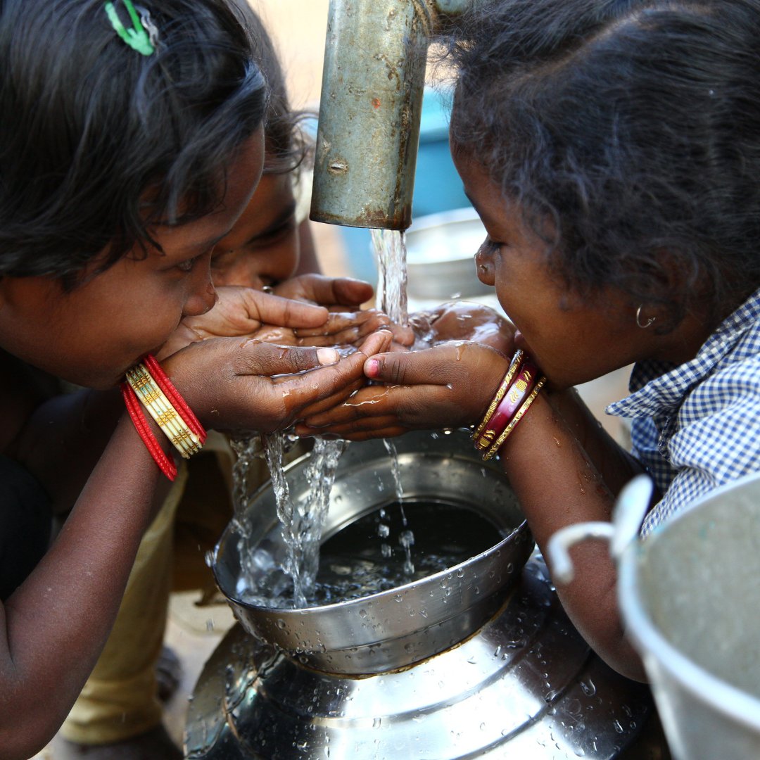 El agua es una necesidad básica y la base de la buena salud, la educación y las oportunidades. Invertir en agua limpia transforma vidas, comunidades y generaciones enteras.