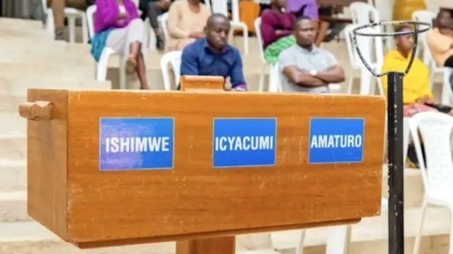 UmucoNiwo's tweet photo. Amadini nicyo cyago kiruta ibindi u Rwanda na Afurika dufite !
Abanyarwanda bahoze bazi Imana kuva u Rwanda rwabaho. Ntibigeze barara ukubiri nayo. Ntibigeze bakenera amadini ngo abahuze nayo. Imana y'iRwanda twahoranye nayo n'ubu n'iteka ryose kuko #Abazimu bacu duhorana. https://t.co/ceK55wMfa0