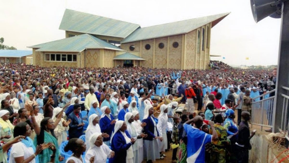 UmucoNiwo's tweet photo. Amadini nicyo cyago kiruta ibindi u Rwanda na Afurika dufite !
Abanyarwanda bahoze bazi Imana kuva u Rwanda rwabaho. Ntibigeze barara ukubiri nayo. Ntibigeze bakenera amadini ngo abahuze nayo. Imana y'iRwanda twahoranye nayo n'ubu n'iteka ryose kuko #Abazimu bacu duhorana. https://t.co/ceK55wMfa0