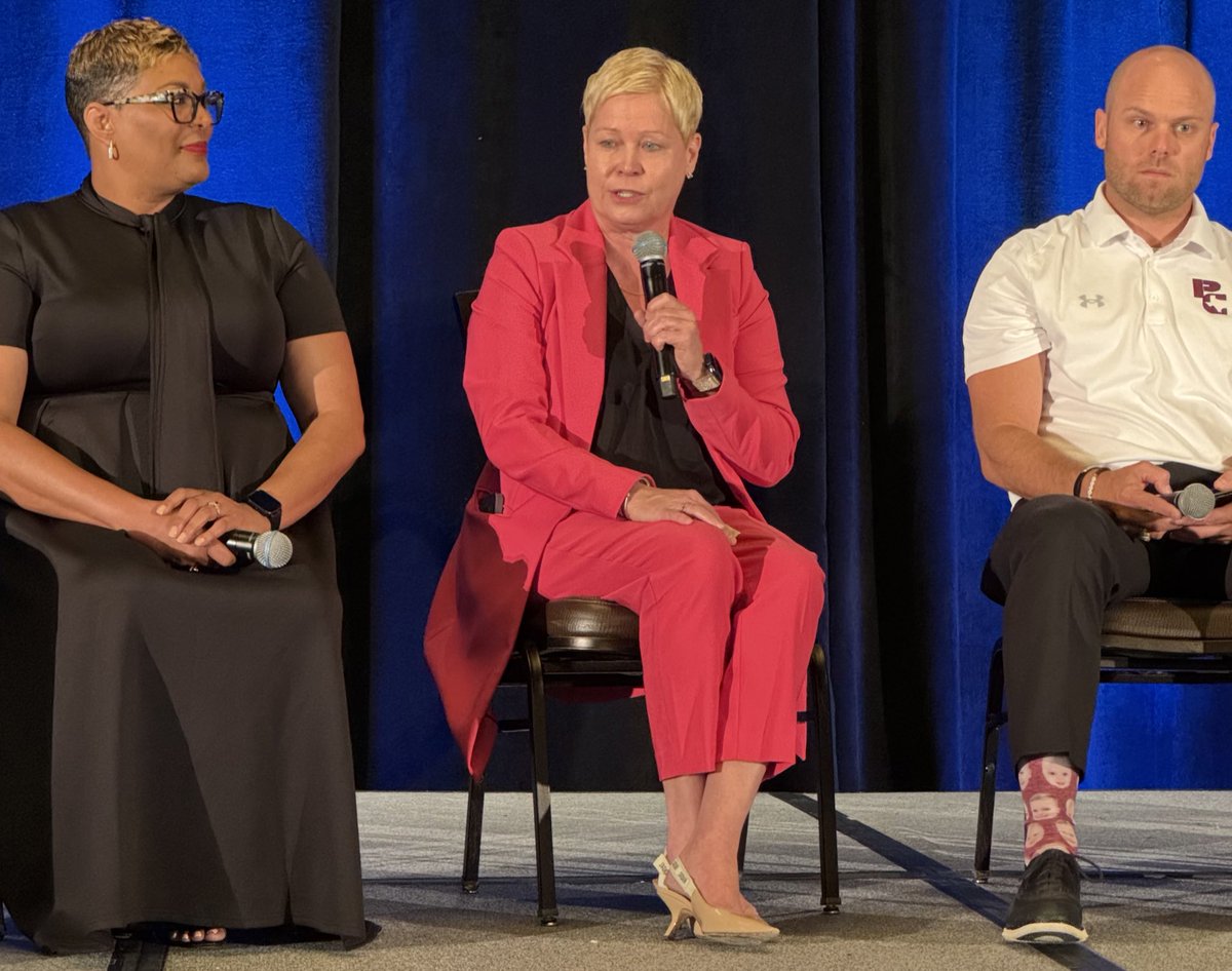 dallasschools's tweet image. Leadership panel at #txedfest with Dallas ISD Chief Angie Gaylord. Topics—leading through hard times, building trust and culture while focused on students.