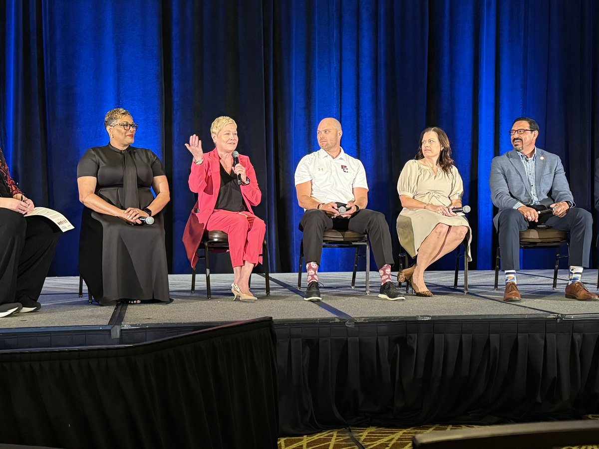 dallasschools's tweet image. Leadership panel at #txedfest with Dallas ISD Chief Angie Gaylord. Topics—leading through hard times, building trust and culture while focused on students.