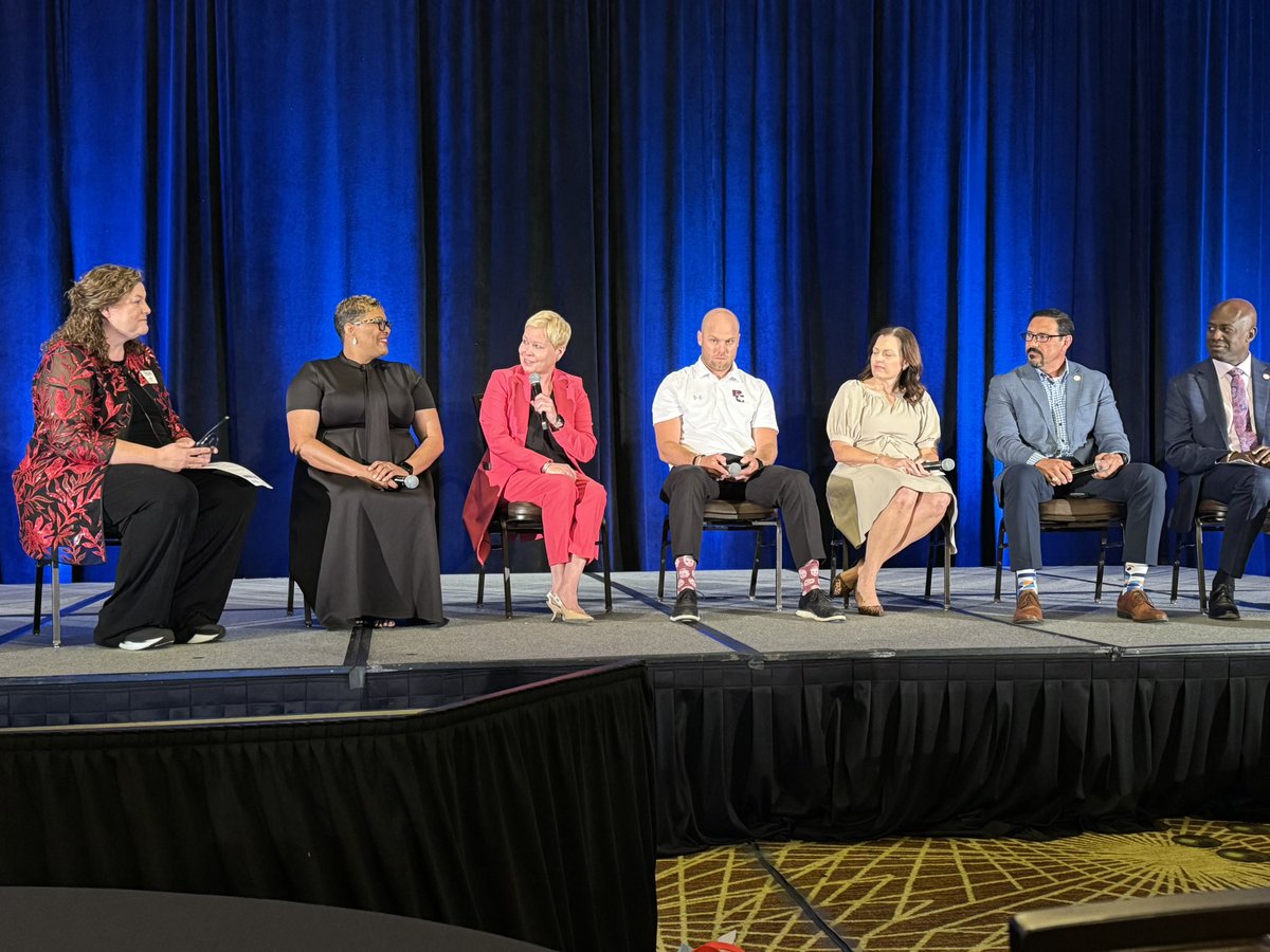 dallasschools's tweet image. Leadership panel at #txedfest with Dallas ISD Chief Angie Gaylord. Topics—leading through hard times, building trust and culture while focused on students.
