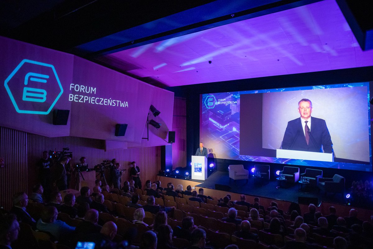 MSWiA 🇵🇱 (@mswia_gov_pl) on Twitter photo Minister <a href="/TomaszSiemoniak/">Tomasz Siemoniak</a> podczas IV Forum Bezpieczeństwa w #Łódź⤵️
💬 Kwestie związane z bezpieczeństwem są dzisiaj jednym z priorytetów gabinetu premiera @DonaldTusk. Dlatego rząd zdecydował o przekierowaniu środków z Krajowego Planu Odbudowy i Zwiększania Odporności (KPO) na Minister <a href="/TomaszSiemoniak/">Tomasz Siemoniak</a> podczas IV Forum Bezpieczeństwa w #Łódź⤵️
💬 Kwestie związane z bezpieczeństwem są dzisiaj jednym z priorytetów gabinetu premiera @DonaldTusk. Dlatego rząd zdecydował o przekierowaniu środków z Krajowego Planu Odbudowy i Zwiększania Odporności (KPO) na