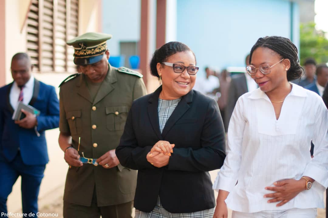 gouvbenin's tweet photo. Ce lundi 10 juin 2025 marque le début des épreuves écrites de l'examen du Brevet d'Études du Premier Cycle (BEPC), session de juin 2025, sur l'ensemble du territoire béninois. C'est au CEG de Gbégamey à Cotonou que #MESTFP, Mme @TognifodeV, accompagnée (...) https://t.co/mohhldN2T6