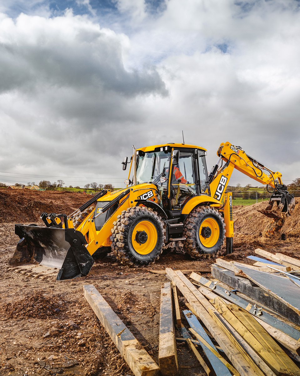 Level up your productivity 🚀💪. The #JCB 4CX backhoe loader at work loading lorries 🚜💼. #GunnJCB #JCB4CX #ConstructionLife #HeavyMachinery #WorkSmart #Efficiency #OnTheJob #ProductivityBoost #TeamWork #MachineryMadness #ConstructionSite