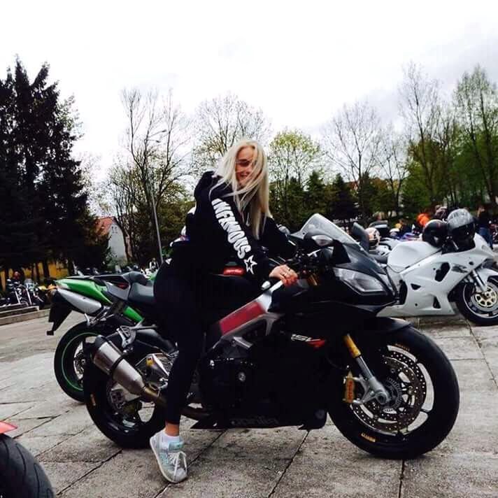 #Aprilia RSV4
#BikerGirl