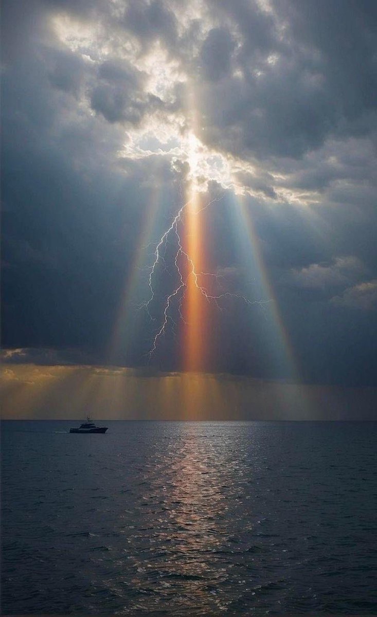 “Netice itibariyle her insan kendi başına âlemdir.
Ve Allah'u Teâlâ, alemlerin Rabbidir.”

| İsmet Özel