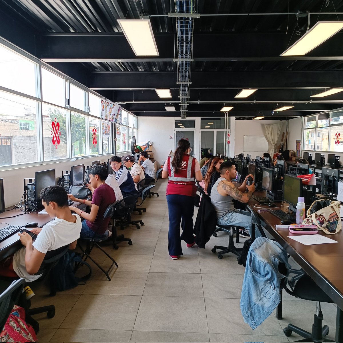 IrvingRaciel18's tweet photo. En #ReconectaEnPILARES San José en Tláhuac.  

Aprovecha las actividades del área de Tecnologías para que domines el celular y la computadora.

Aprovecha los excelentes profesores que se encuentran aquí. 

No faltes. 

#AcercateAPILARES
#PILARES https://t.co/9DM01pD2xe