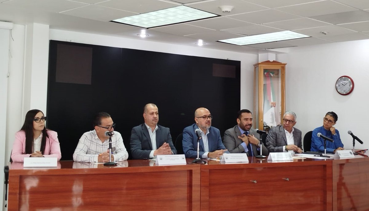 👉Para atestiguar el acto nos acompañaron <a href="/manuelmurillo77/">Manuel Rodríguez Murillo</a> (Mag. Presidente <a href="/Triejal_Jalisco/">Tribunal Electoral del Estado de Jalisco</a>) Laura Llamas, (Mag. Presidenta TEAgs) <a href="/Salvador_CPCAGS/">Salvador Vázquez Comisionado CPC-AGS</a> (Presidente <a href="/cpcseaags/">Comité de Participación Ciudadana Aguascalientes</a>) Uriel Nuño (<a href="/udg_oficial/">Universidad de Guadalajara</a>) <a href="/pviveros/">Vicente Viveros</a> (Presidente <a href="/cpsseajal/">cpsseajal</a>), Neyra Godoy, Miguel Hernández y Arturo Ríos.