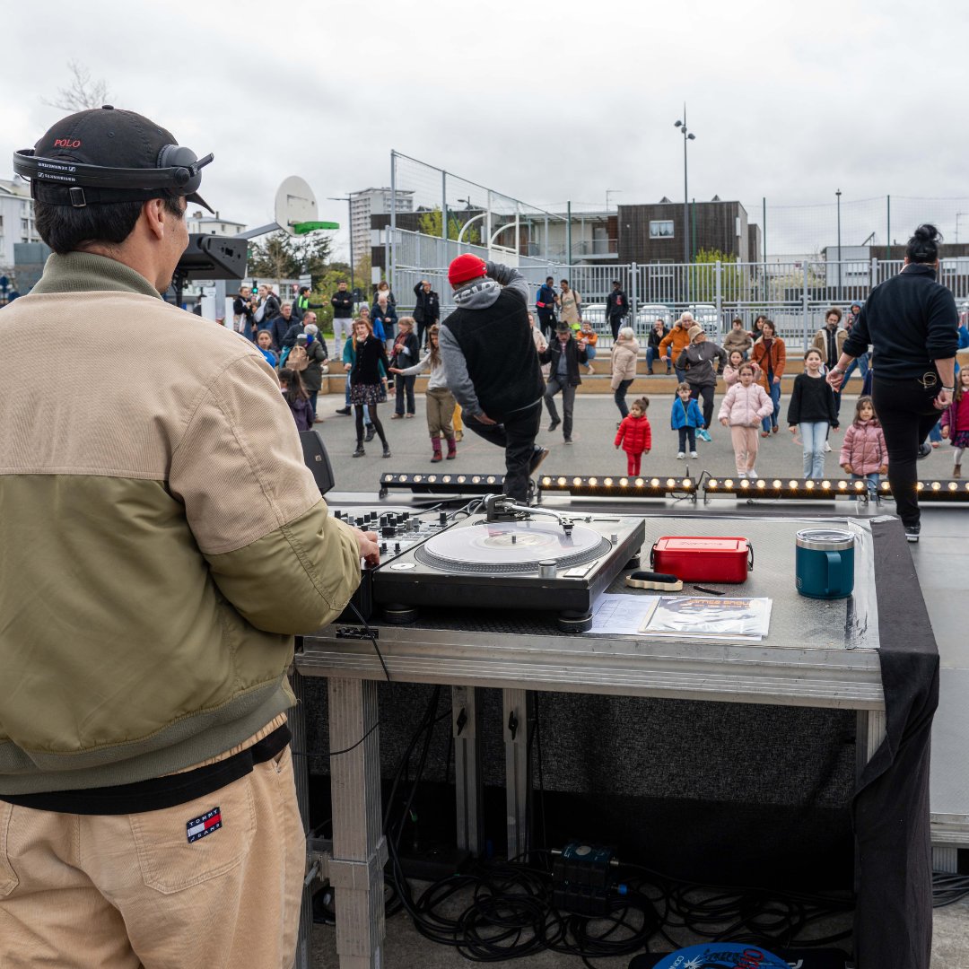 À l'occasion du Festival Chahuts, on bloque le square et on danse 💃

✨ Block Party
📍Square Dom Bedos, Bordeaux
🕛  Samedi 14 juin à 21 h
👉 Infos : chahuts.net/spectacle/bloc… 

📸 © Buffereau