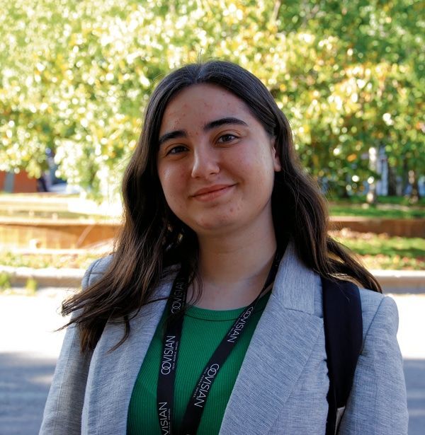 Beatriz Martínez García es una joven (22 años) escritora y vecina de Villaverde que ya tiene dos novelas publicadas: "El libro" y "Fluir".

Podéis encontrar la entrevista que le hemos hecho este mes aquí: distritovillaverde.com/para-hacerte-u…