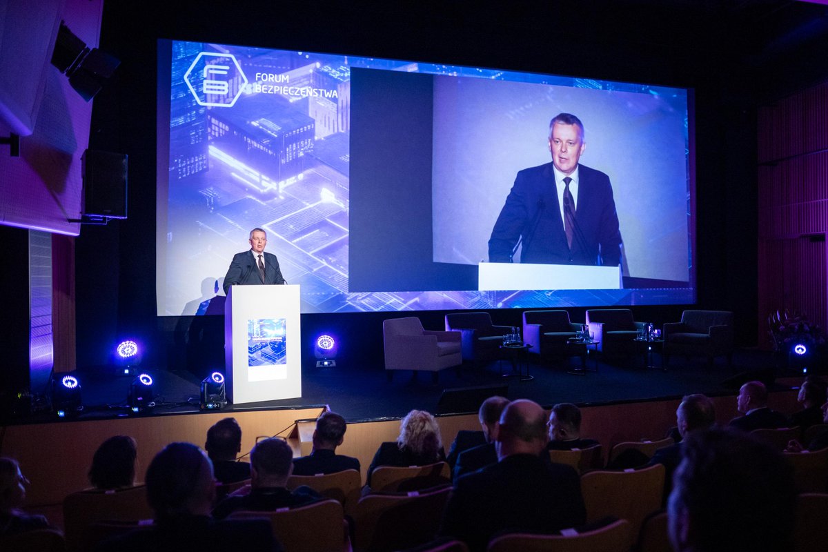 MSWiA 🇵🇱 (@mswia_gov_pl) on Twitter photo Minister <a href="/TomaszSiemoniak/">Tomasz Siemoniak</a> podczas IV Forum Bezpieczeństwa w #Łódź⤵️
💬 Na szczególną uwagę zasługuje sytuacja na granicy z Białorusią, na której mamy do czynienia z atakami hybrydowymi. Nasze państwo przeznaczyło 2 miliardy 600 milionów złotych, żeby stworzyć infrastrukturę Minister <a href="/TomaszSiemoniak/">Tomasz Siemoniak</a> podczas IV Forum Bezpieczeństwa w #Łódź⤵️
💬 Na szczególną uwagę zasługuje sytuacja na granicy z Białorusią, na której mamy do czynienia z atakami hybrydowymi. Nasze państwo przeznaczyło 2 miliardy 600 milionów złotych, żeby stworzyć infrastrukturę