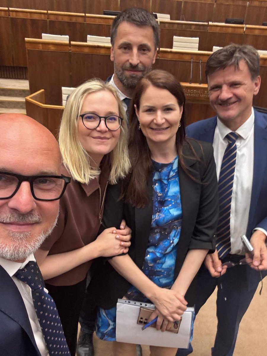 Posledný týždeň sme v SaS dosiahli 3 veľké úspechy 🥳

Stopli sme Becíkov podvod s pozemkami a penziónom. Dieťa bude mať právo na sprievod rodiča v nemocnici. Vláda konečne aspoň čiastočne obmedzí transakčnú daň a dnes nám prešli dva zákony.