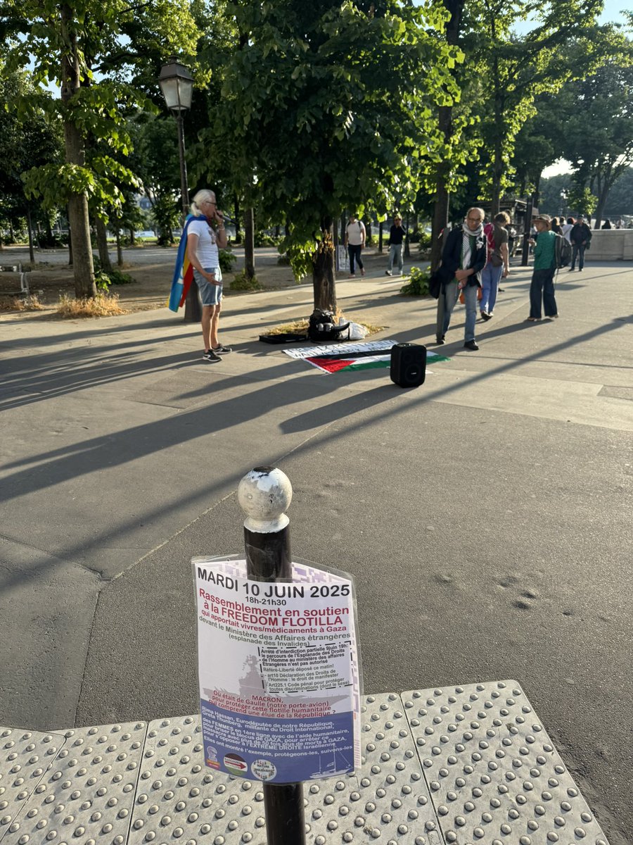 Dans la catégorie « hurle fort mais ne représente personne » : un « rassemblement » de 2 personnes devant l’Assemblée nationale qui hurlent dans un micro en soutien à la « freedom flotilla » des guignols de l’humanitaire antisémite sans aide humanitaire mais avec de vrais