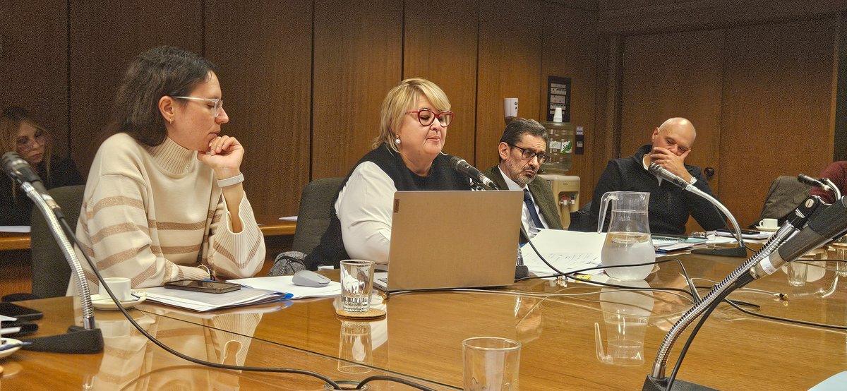 Recibimos hoy en la Comisión de Defensa de Diputados a la Ministra Sandra Lazo y su equipo.
Entre varios anuncios informó del inicio de una investigación administrativa sobre el proceso de compras de OPV durante el gobierno anterior.