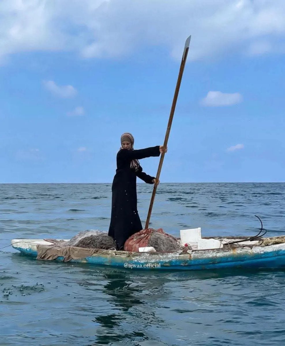 Rossella660's tweet photo. A te che sognavi 
una stella e un veliero
che ti portassero su isole 
dal cielo più vero
Rino Gaetano

Lei è Madleen Kulab, unica pescatrice donna a Gaza dopo la malattia del padre "potevo farlo solo io"
A lei è dedicata la nave della Freedom Flotilla
Buona serata 💕 https://t.co/znub0hqTUb