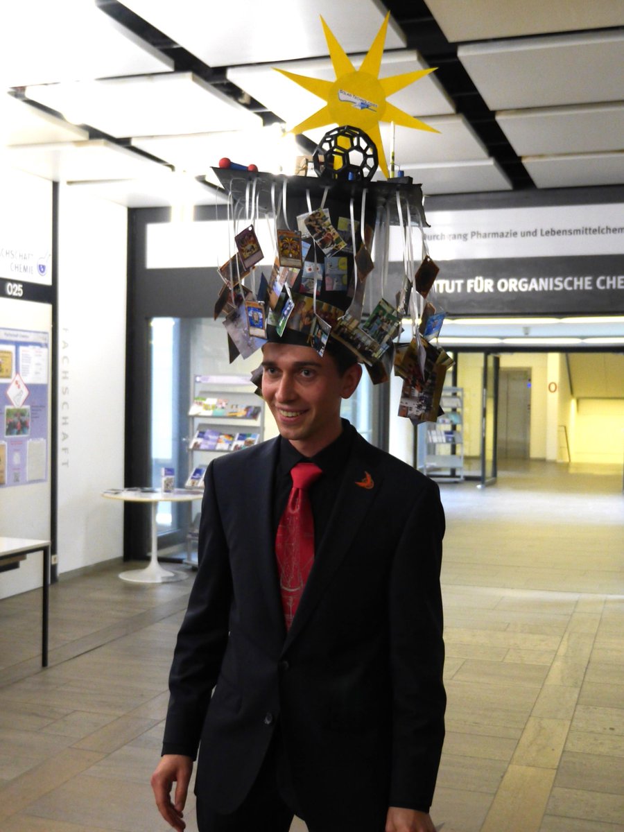 Also on June 6, 2025 Tilman Schneider successfully defended his PhD thesis on "Heterogeneous Electrochemical Water Oxidation Catalysis with Metallosupramolecular Ruthenium-Based Coordination Oligomers". Congratulations and all the best for your future career! 🎉🎓