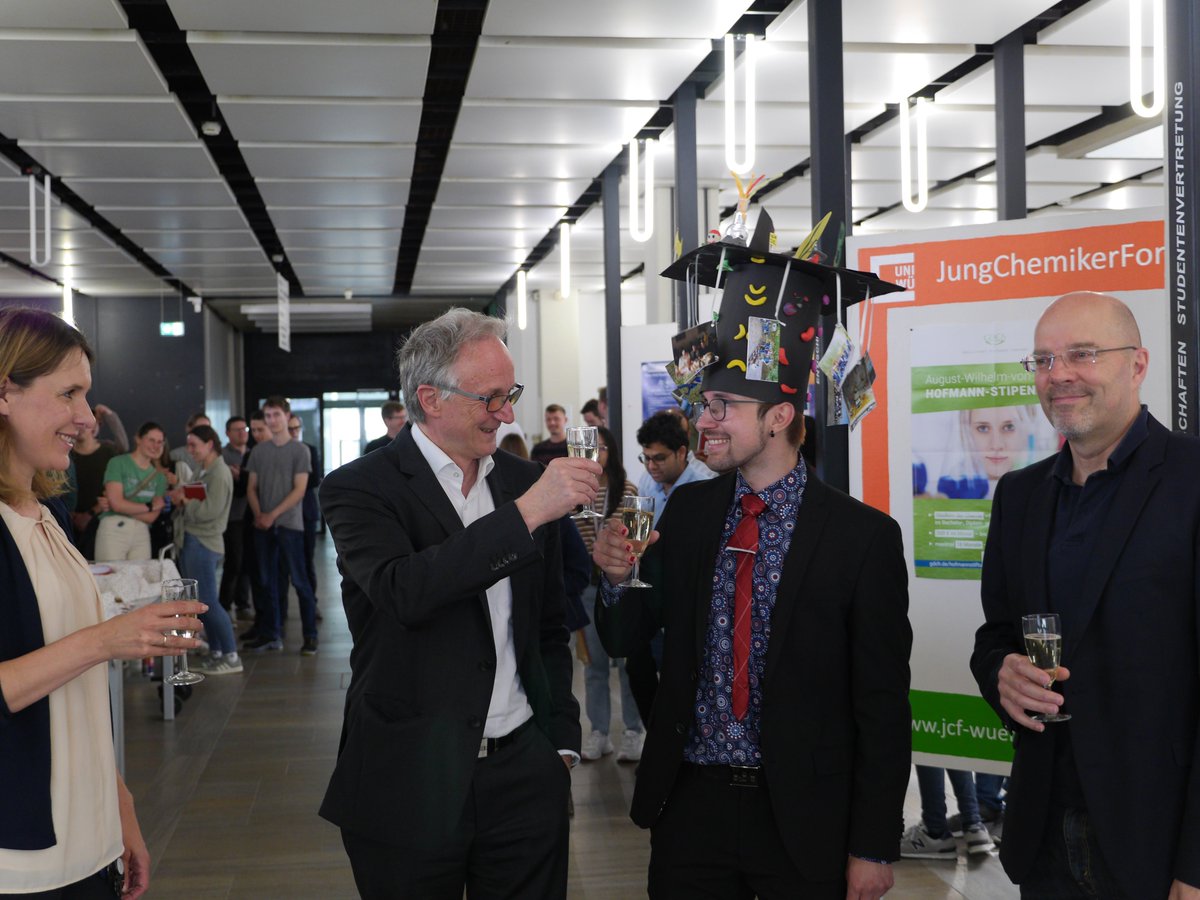 On June 6, 2025 Matthias Schnitzlein successfully defended his PhD thesis on "Non-planar Heptagon- and Boron-embedded Polycyclic Aromatic Hydrocarbons". Cogratulations all the best for your future career! 🎓🎉